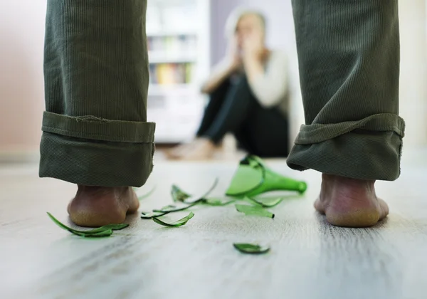 Woman scared of man with broken bottle — Stock Photo, Image