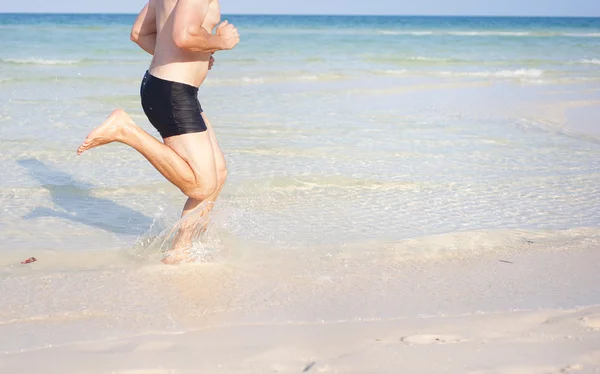 Uomo che corre sulla spiaggia — Foto Stock