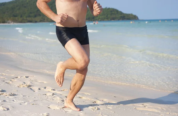 Uomo che corre sulla spiaggia — Foto Stock