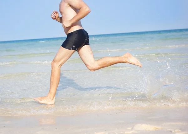 海岸を走る男は — ストック写真