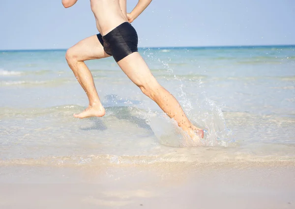 Άνθρωπος που τρέχει στην παραλία — Φωτογραφία Αρχείου