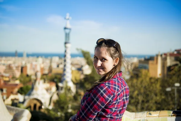 Turista posando em Parc Guell — Fotografia de Stock