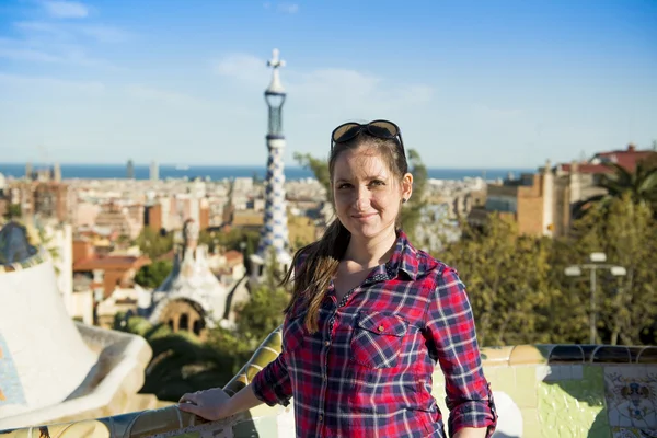 Turista posando em Parc Guell — Fotografia de Stock