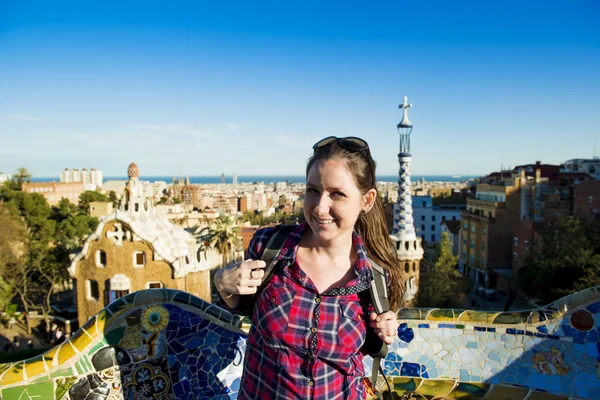 Turistico in posa a Parc Guell — Foto Stock