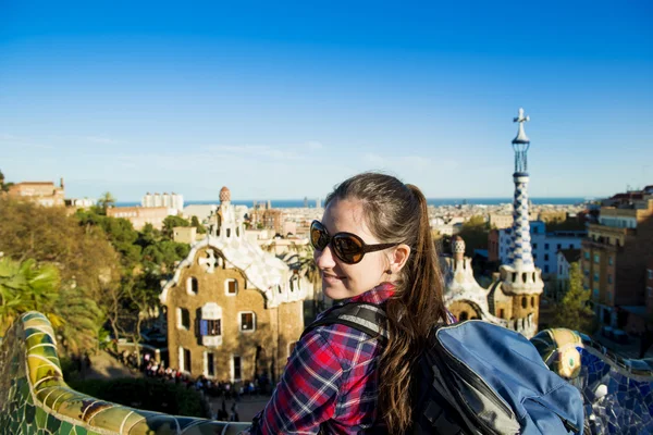 Frau im Park guell — Stockfoto