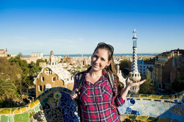 Kvinna i parc güell — Stockfoto