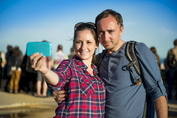 Turistické pár při pohledu na fotoaparát — Stock fotografie