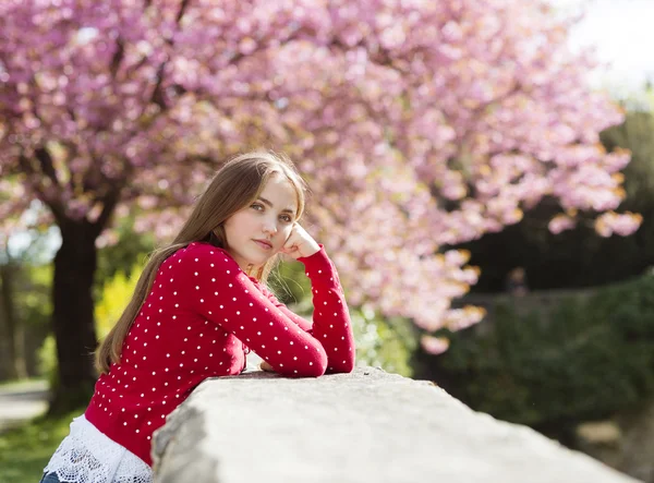 Chica en el jardín de primavera — Foto de Stock