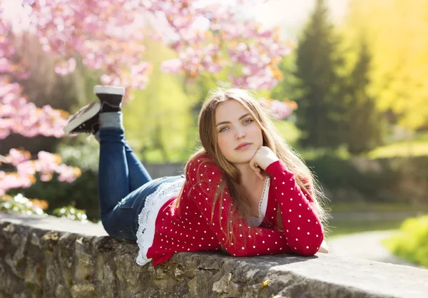 Fille au jardin de printemps — Photo