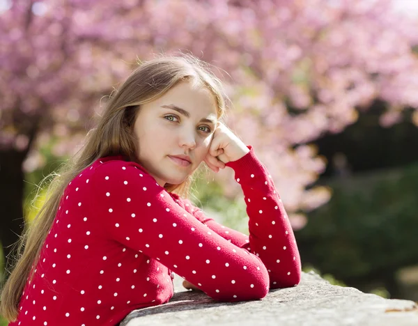 Meisje in lentetuin — Stockfoto