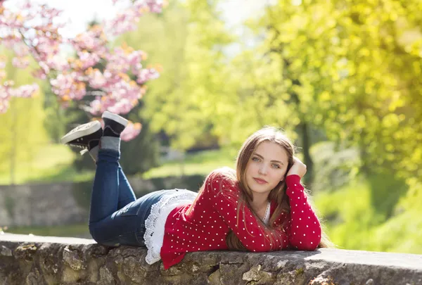 Meisje in lentetuin — Stockfoto