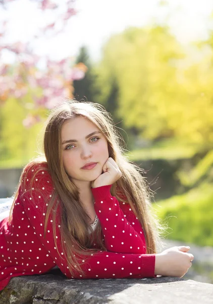 Chica en el jardín de primavera —  Fotos de Stock