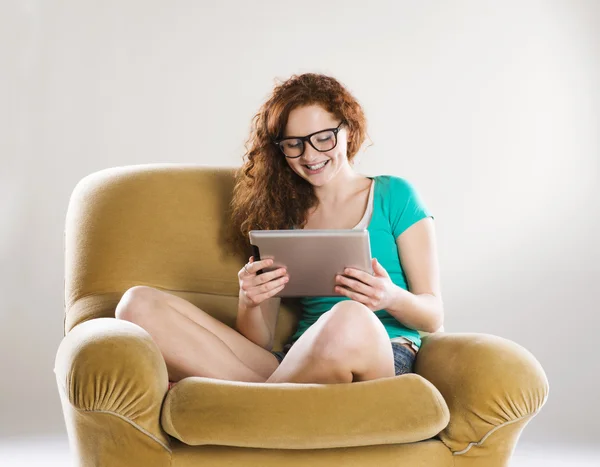 Gadis yang duduk dengan tablet digital — Stok Foto