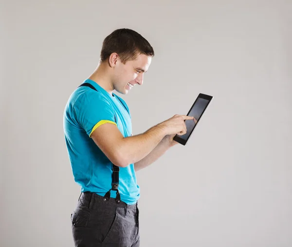 Homme avec tablette numérique — Photo