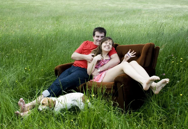 Casal relaxante no sofá — Fotografia de Stock