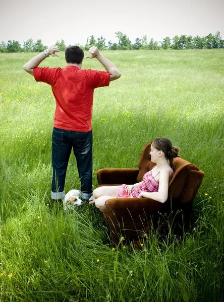 Casal relaxante no sofá — Fotografia de Stock