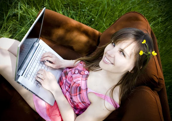 Frau benutzt Laptop auf Couch — Stockfoto