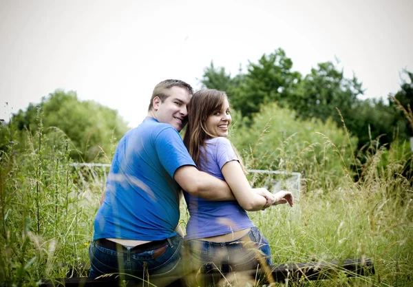 Paar in de natuur — Stockfoto