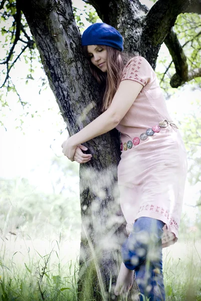 Женщина обнимает дерево в парке — стоковое фото