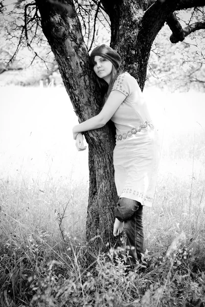 Žena objímání stromů v parku — Stock fotografie