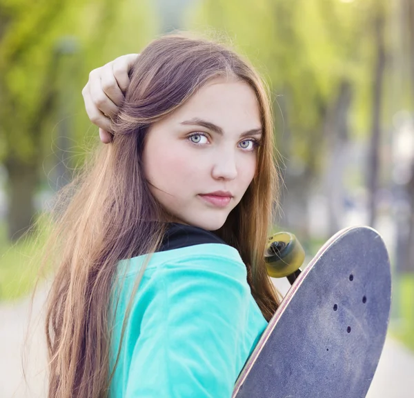 Девушка со скейтбордом в парке — стоковое фото