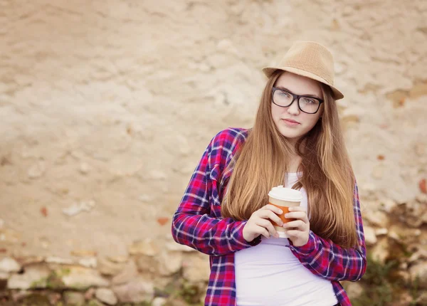 Tjej njuter av henne ta bort drink — Stockfoto