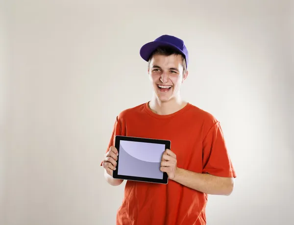 Homem bonito com tablet digital — Fotografia de Stock