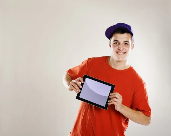 Homem bonito com tablet digital — Fotografia de Stock