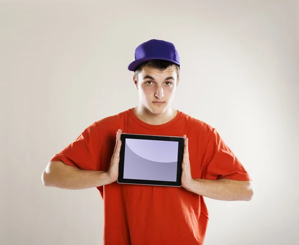 Homem bonito com tablet digital — Fotografia de Stock