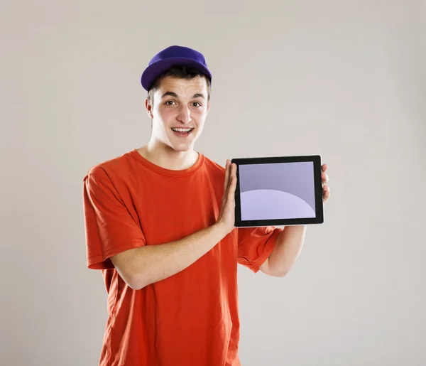 Hombre presentando tableta digital —  Fotos de Stock