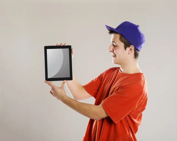 Homem apresentando tablet digital — Fotografia de Stock