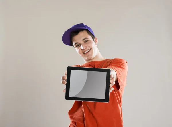 Uomo che presenta tablet digitale — Foto Stock