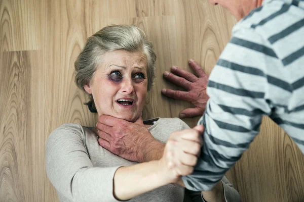 Homem tentando estrangular sua esposa . — Fotografia de Stock