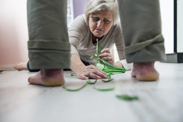 Donna spaventata dall'uomo con bottiglia rotta — Foto Stock