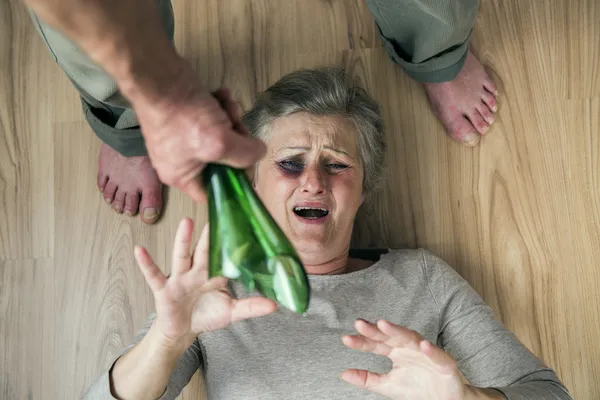 Frau hatte Angst vor zerbrochener Flasche — Stockfoto