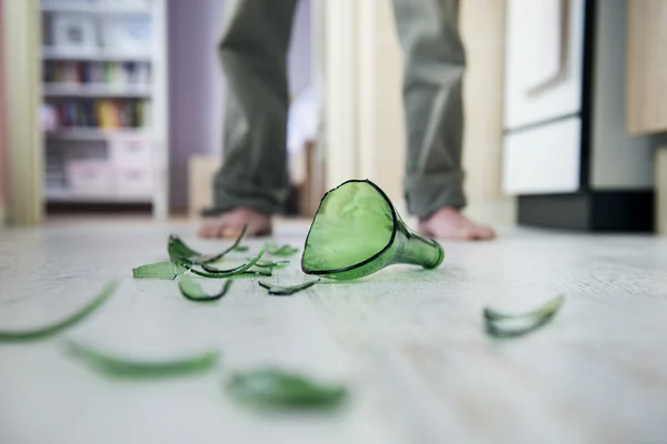 Uomo con bottiglia rotta — Foto Stock