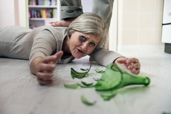 Vrouw slachtoffer van huiselijk geweld — Stockfoto