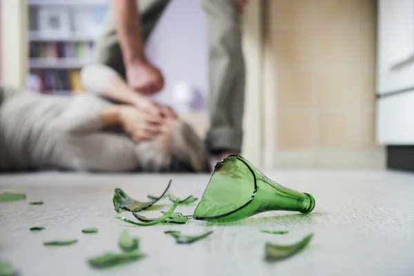 Woman scared of man with broken bottle — Stock Photo, Image