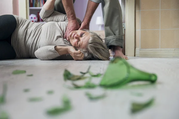 Femme effrayée par l'homme avec bouteille cassée — Photo