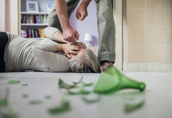 Donna spaventata dall'uomo con bottiglia rotta — Foto Stock