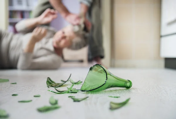 Woman scared of man with broken bottle — Stock Photo, Image