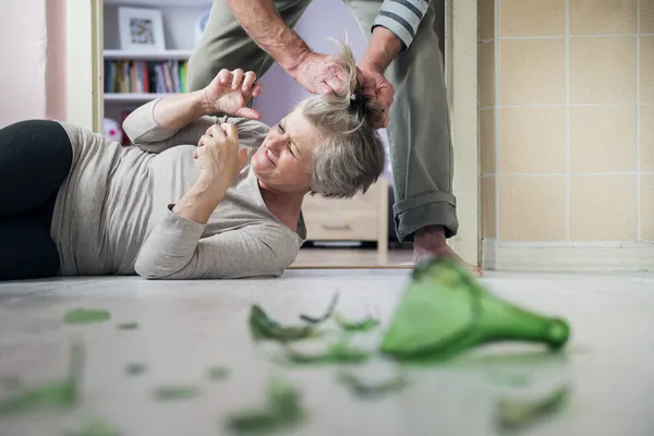 Kvinna skrämde man med trasig flaska — Stockfoto