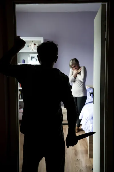 Mujer asustada de hombre con cuchillo —  Fotos de Stock