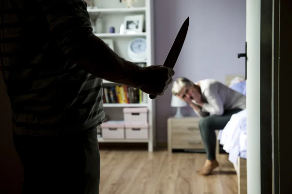 Mujer asustada de hombre con cuchillo — Foto de Stock