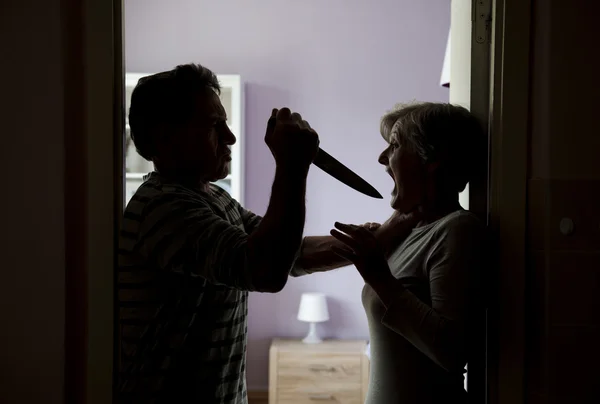 Silhuett av äldre par kämpar — Stockfoto
