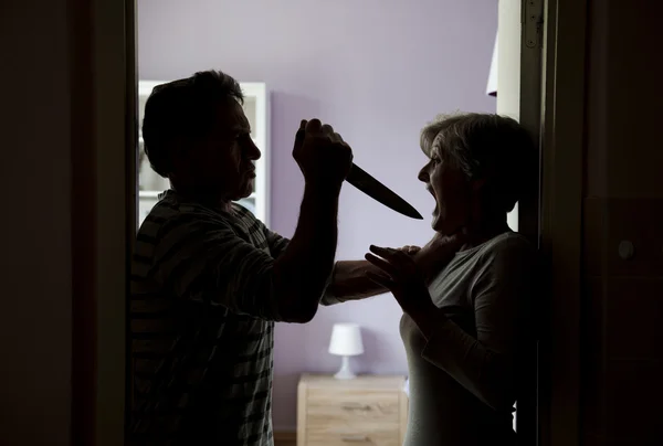 Silueta de pareja madura luchando — Foto de Stock