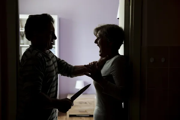 Silueta de pareja madura luchando — Foto de Stock