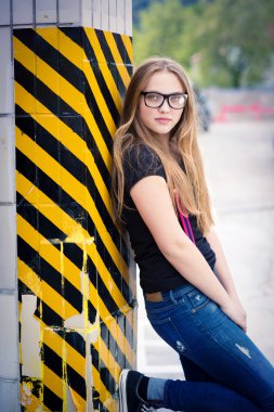 Uyarı duvar dibinde duran kız