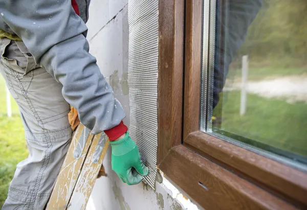 Builder arbetar på nya huset — Stockfoto