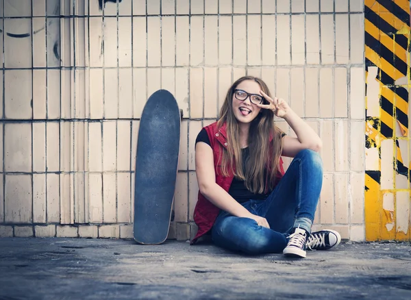 Meisje met longboard — Stockfoto